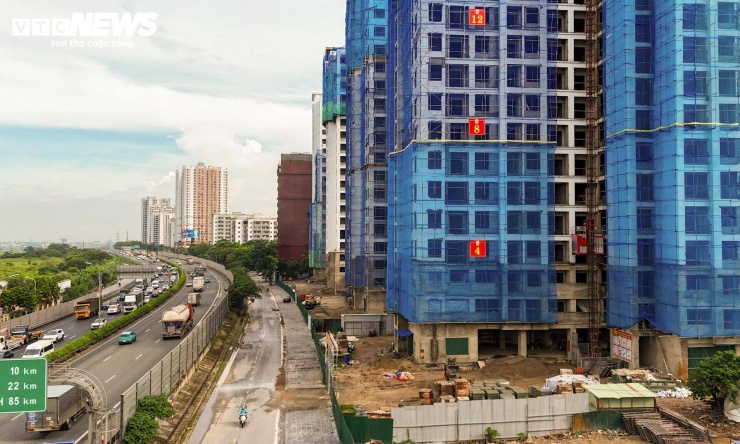 Nằm ngay cửa ngõ phía nam Thủ đô, cạnh cao tốc Pháp Vân - Cầu Giẽ, khu nhà ở học sinh, sinh viên Pháp Vân - Tứ Hiệp hiện được bao quanh bởi nhiều dự án mở rộng đường, khu đô thị mới, trung tâm thương mại và các công trình hạ tầng đang phát triển.