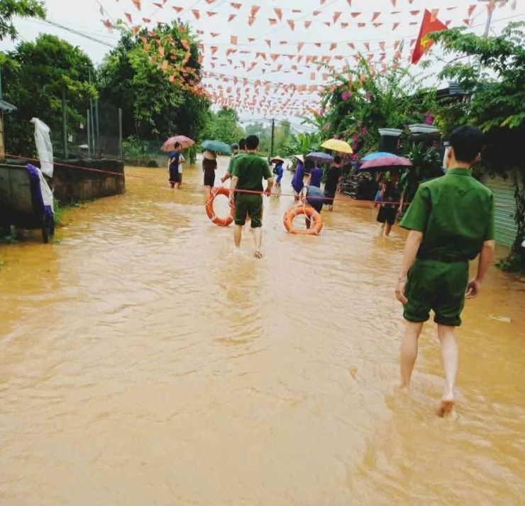 Lực lượng chức năng khẩn trương tìm kiếm cháu bé mất tích. Ảnh: B.TN