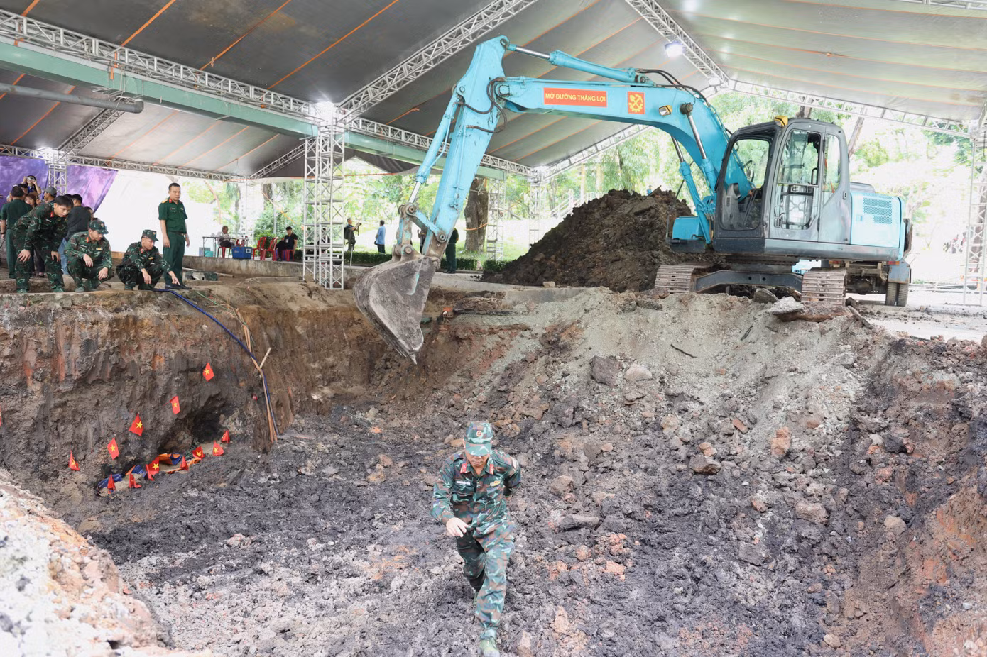 Khi nghi ngờ có hiện vật, di vật, các chiến sĩ trực tiếp tiếp cận để đào tìm kỹ lưỡng. Ảnh: Ngô Tùng