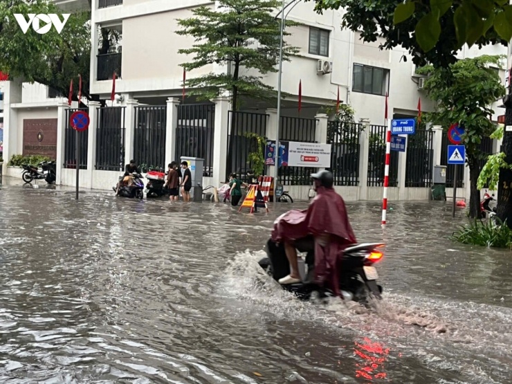 Ngã tư Quang Trung - Trần Quốc Toản ngập nặng trong trận mưa chiều tối 9/7 dù phố Quang Trung vừa làm xong hệ thống cống ngầm