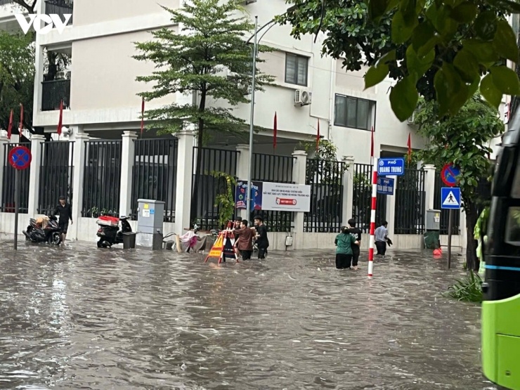 Người đi bộ,&nbsp;các phương tiện bì bõm trong biển nước qua phố&nbsp;Quang Trung - Trần Quốc Toản.
