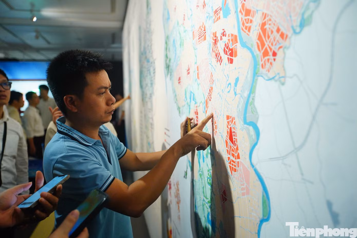 Triển lãm Quy hoạch Thủ đô tầm nhìn 100 năm thu hút đông đảo người dân. Ảnh: Duy Phạm.