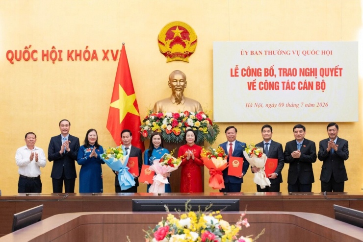 Phó Chủ tịch Quốc hội Nguyễn Thị Thanh trao Nghị quyết của Ủy ban Thường vụ Quốc hội và tặng hoa các cán bộ được bổ nhiệm. Ảnh: Quốc hội