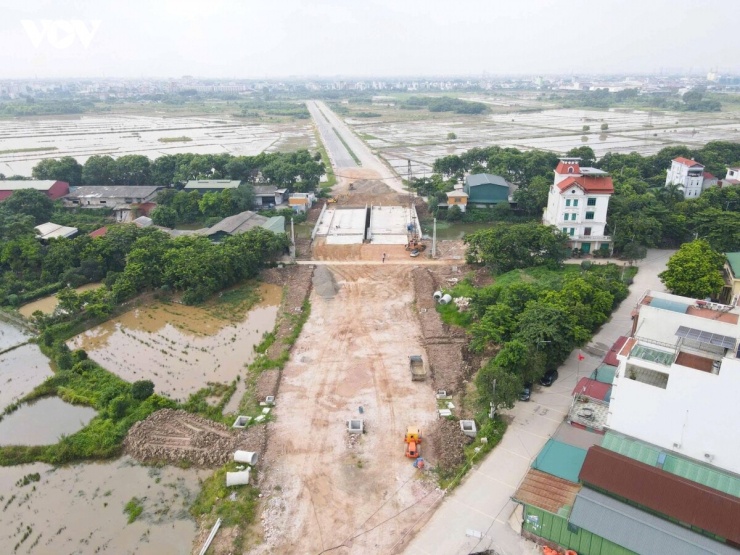 Những ngày đầu tháng 7, khi mặt trời còn chưa lên cao, công trường Dự án đầu tư xây dựng đường giao thông từ ĐT277 đến Khu lưu niệm đồng chí Nguyễn Văn Cừ (tỉnh Bắc Ninh) đã rộn ràng tiếng máy móc. Từ hơn 5 giờ sáng, hàng chục công nhân cùng nhiều thiết bị thi công đồng loạt làm việc để chạy đua với tiến độ.