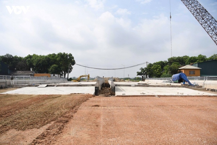 Dự án được khởi công từ tháng 4/2025, có tổng chiều dài khoảng 4,2km, tổng mức đầu tư hơn 461 tỷ đồng do Ban Quản lý dự án Giao thông và Nông nghiệp Bắc Ninh 2 làm chủ đầu tư. Theo thiết kế, tuyến đường đạt tiêu chuẩn đường đô thị với tốc độ thiết kế 60km/h, mặt cắt ngang rộng 35m, gồm hai làn xe mỗi chiều rộng 11,25m, dải phân cách giữa rộng 2,5m và vỉa hè hai bên rộng 2m.