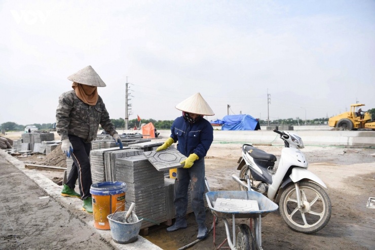 Chị Nguyễn Thị Toán, công nhân đang làm việc tại dự án cho biết, để tránh cái nóng gay gắt của mùa hè, công nhân bắt đầu ca làm việc từ 5 giờ sáng. "Những ngày gần đây thời tiết đã dịu hơn so với cuối tháng 6 nhưng đến khoảng 9 - 10 giờ trưa vẫn rất oi bức. Công nhân phải mặc áo có quạt điều hòa, đồng thời bổ sung nước thường xuyên để đảm bảo sức khỏe".