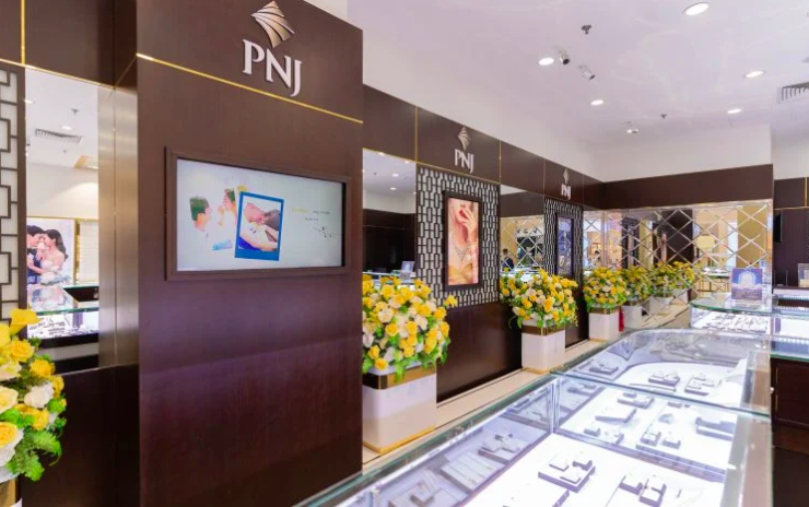 Theo PNJ hệ thống của doanh nghiệp không bán sản phẩm liên quan đến 2.800 viên kim cương trong vụ án. Ảnh: Hạ Trang
