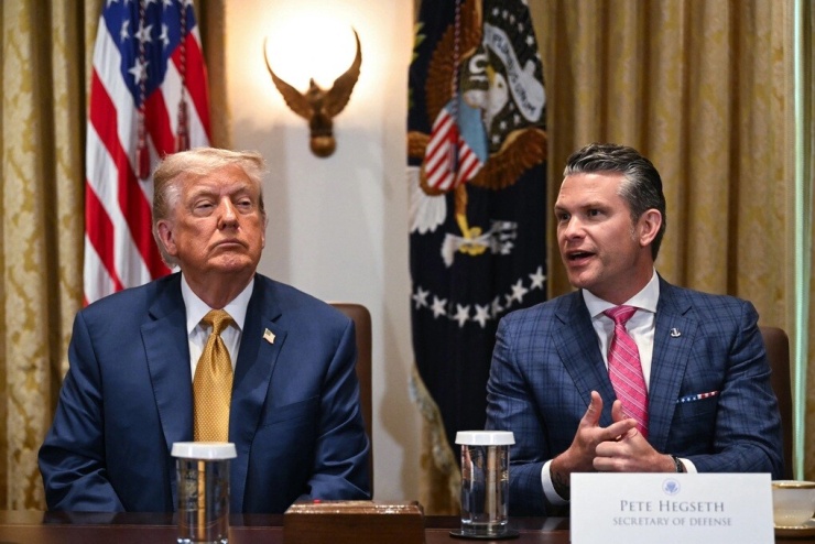 Tổng thống Mỹ Donald Trump (trái) và Bộ trưởng Quốc phòng Mỹ Pete Hegseth tại cuộc họp nội các ở Nhà Trắng ngày 8/7/2025. Ảnh: AFP