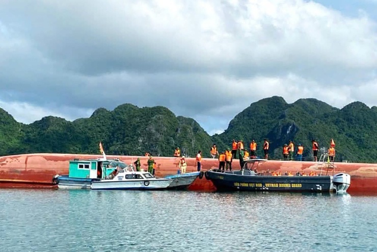 Hiện trường vụ lật tàu. Ảnh: Đ.X