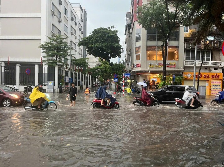 Trận mưa chiều 9/7 khiến nhiều tuyến đường ở Hà Nội ngập úng.