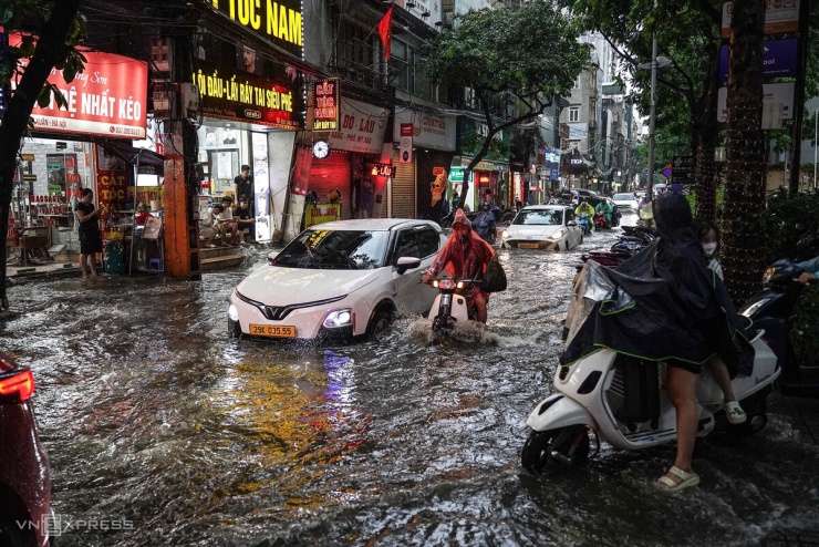 Nhiều phố Hà Nội ngập sâu, giao thông ùn tắc sau mưa lớn - 1
