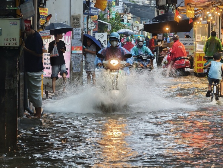 Nhiều phố Hà Nội ngập sâu, giao thông ùn tắc sau mưa lớn - 6