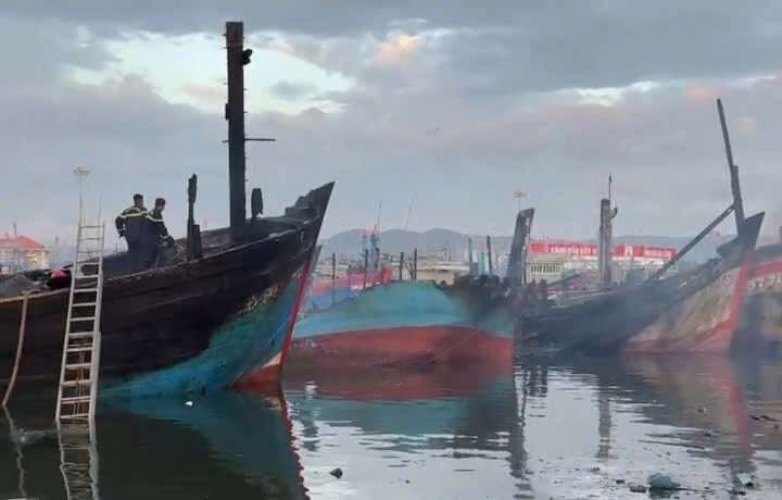 Hiện trường cháy 8 tàu cá ở khu neo đậu cảng cá Tam Quan, tỉnh Gia Lai. Ảnh: Cát Hiệp.