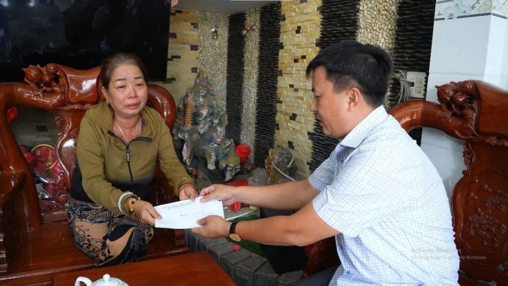 Lãnh đạo phường Hoài Nhơn Bắc, tỉnh Gia Lai thăm hỏi động viên gia đình có tàu cá bị cháy. Ảnh: Thông tin phường Hoài Nhơn Bắc.