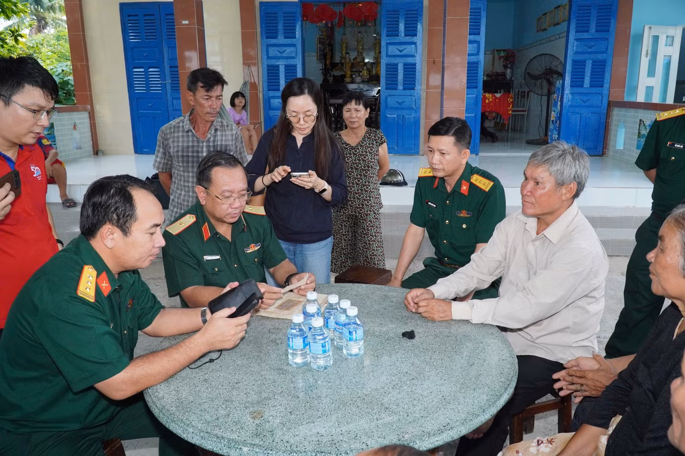 Thiếu tướng Nguyễn Thành Trung (ngồi giữa), Chính ủy Bộ Tư lệnh TPHCM, trực tiếp đến nhà người dân ở Tây Ninh để xác minh thông tin thân nhân liệt sĩ. Ảnh: Bộ Tư lệnh TPHCM.