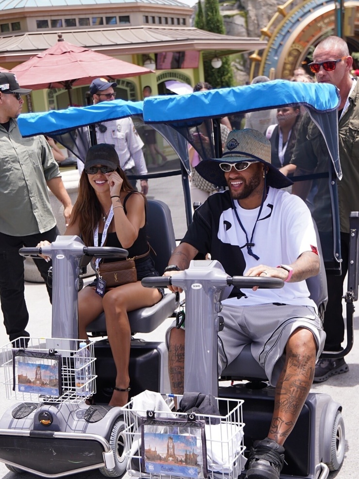 Neymar nghỉ dưỡng cùng bạn gái sau thất bại World Cup - 1