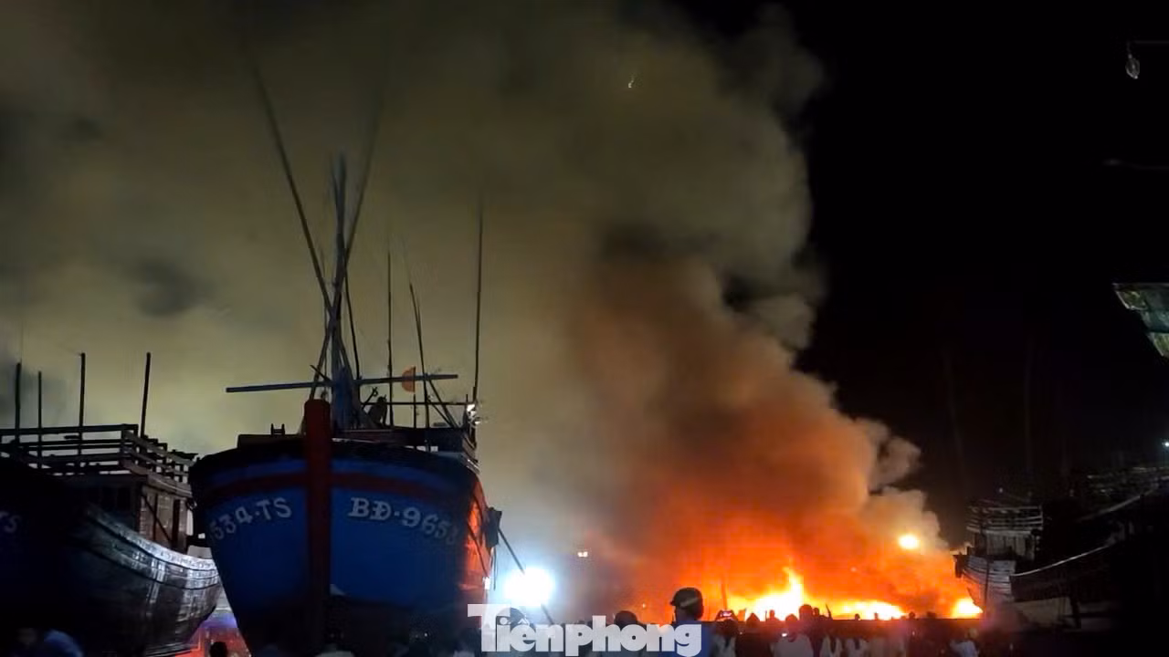 Như Tiền Phong đưa tin tối 9/7, đám cháy lớn bất ngờ bùng phát tại cảng cá Tam Quan. Ngay sau khi phát hiện vụ việc, ngư dân cùng lực lượng chức năng nhanh chóng tham gia dập lửa, đến khoảng 22h40 đám cháy được dập tắt