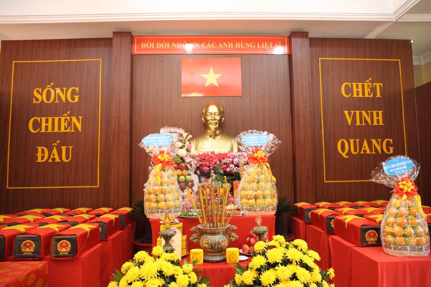 Bảo quản, chăm lo hương khói trang trọng các hài cốt liệt sĩ được quy tập tại Công viên Lê Thị Riêng. Ảnh: Ngô Tùng
