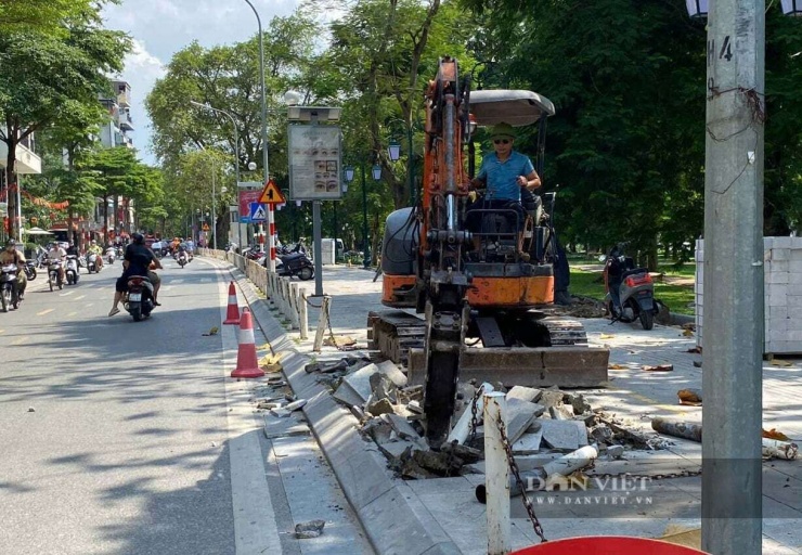 Nhiều tuyến vỉa hè của Hà Nội vừa được chỉnh trang không lâu đã phải đào lên... Ảnh: Sông Bùi
