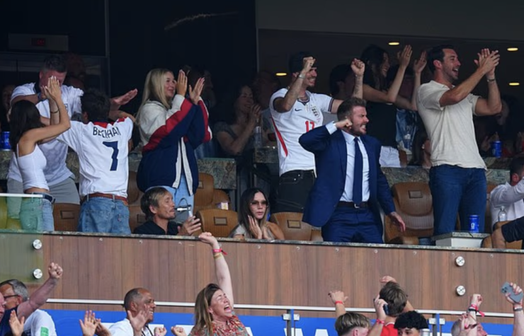 Nhà Beckham ăn mừng khi tuyển Anh vào bán kết World Cup - 2