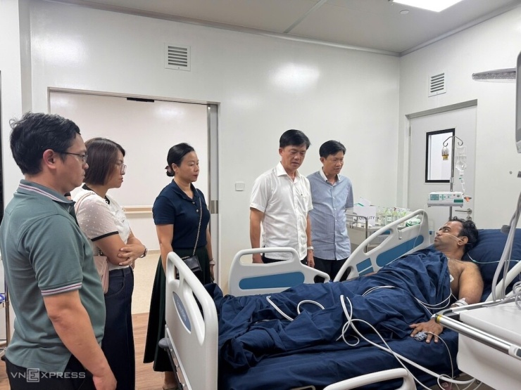 Ông Trần Minh Khoa (thứ 2 từ phải qua), Chủ tịch UBND đặc khu Phú Quốc, thăm các du khách trong vụ lật canô, tối 11/7. Ảnh: Đình Văn