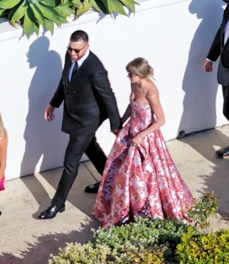 Taylor Swift và chồng mới cưới tay trong tay dự hôn lễ bạn thân - 1