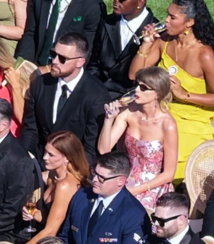 Taylor Swift và chồng mới cưới tay trong tay dự hôn lễ bạn thân - 5