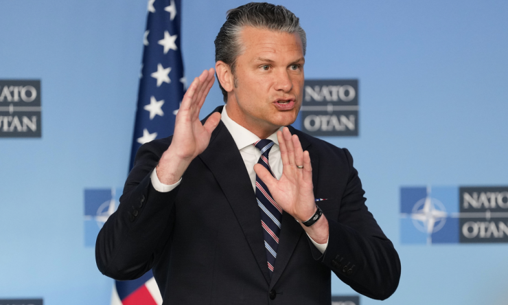 Bộ trưởng Quốc phòng Mỹ Pete Hegseth phát biểu tại sự kiện ở Brussels, Bỉ hôm 18/6. Ảnh: AP