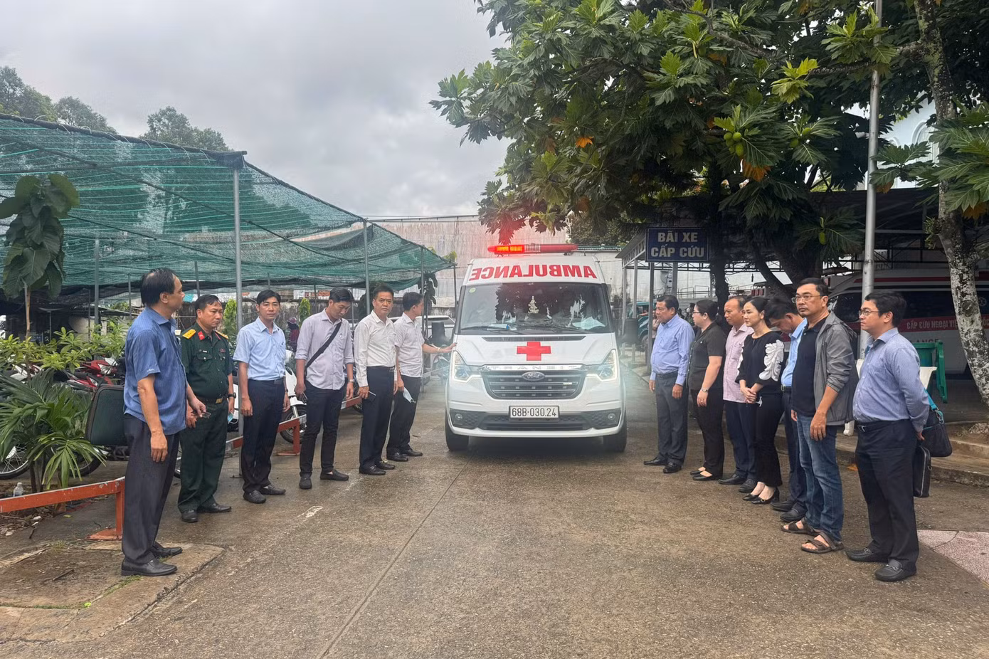 Lãnh đạo tỉnh An Giang, đặc khu Phú Quốc cùng cán bộ, chiến sĩ, y bác sĩ cúi đầu tiễn đoàn xe cứu thương chở thi thể các nạn nhân vụ lật ca nô rời đảo về đất liền. Ảnh. H. Dung