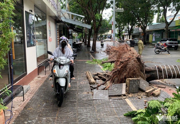 Xe máy phải di chuyển lên vỉa hè. Ảnh: Q.H