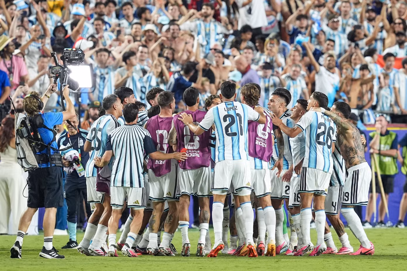 Loạt ảnh Messi phát cuồng, cởi phăng áo và nhảy múa - 3