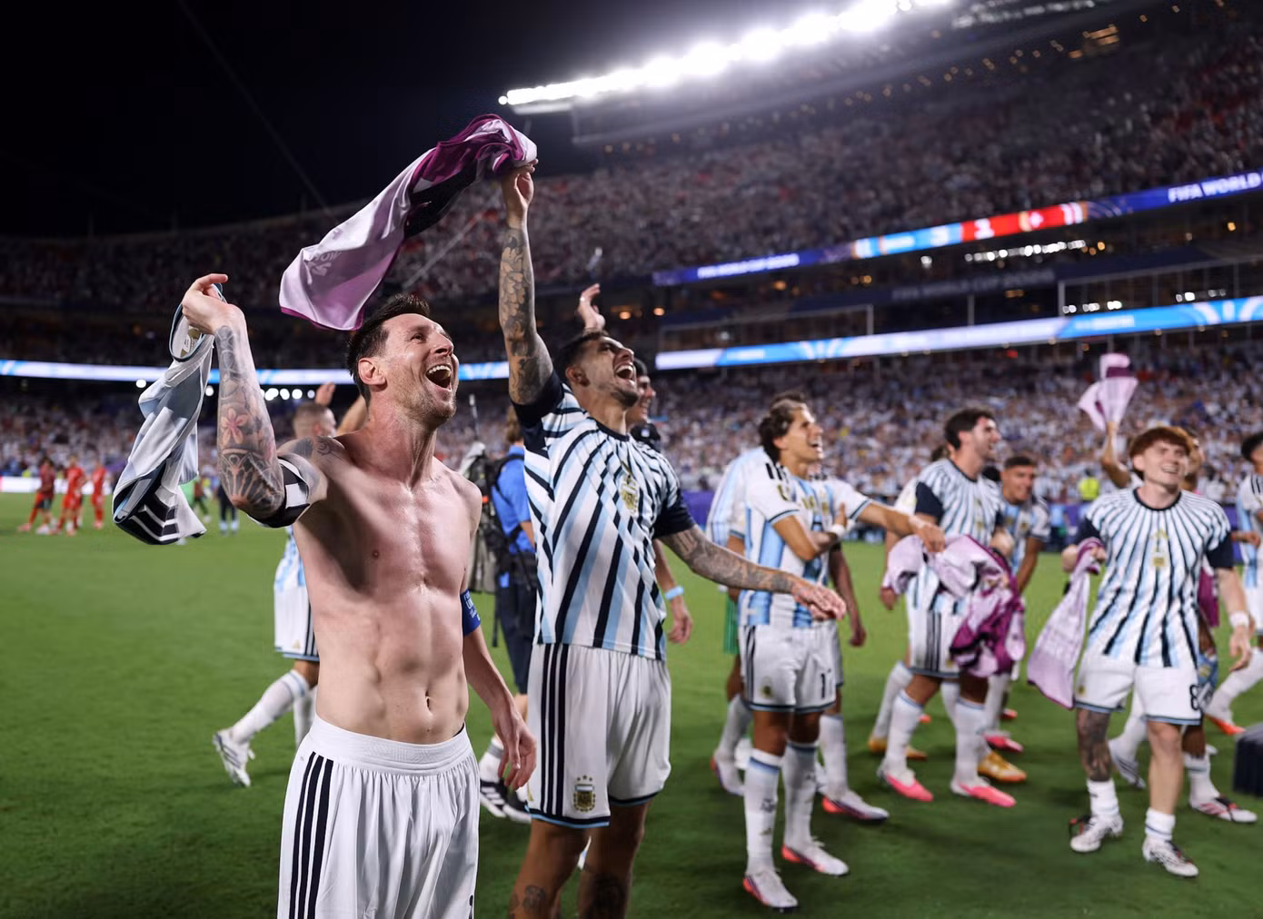 Loạt ảnh Messi phát cuồng, cởi phăng áo và nhảy múa - 2