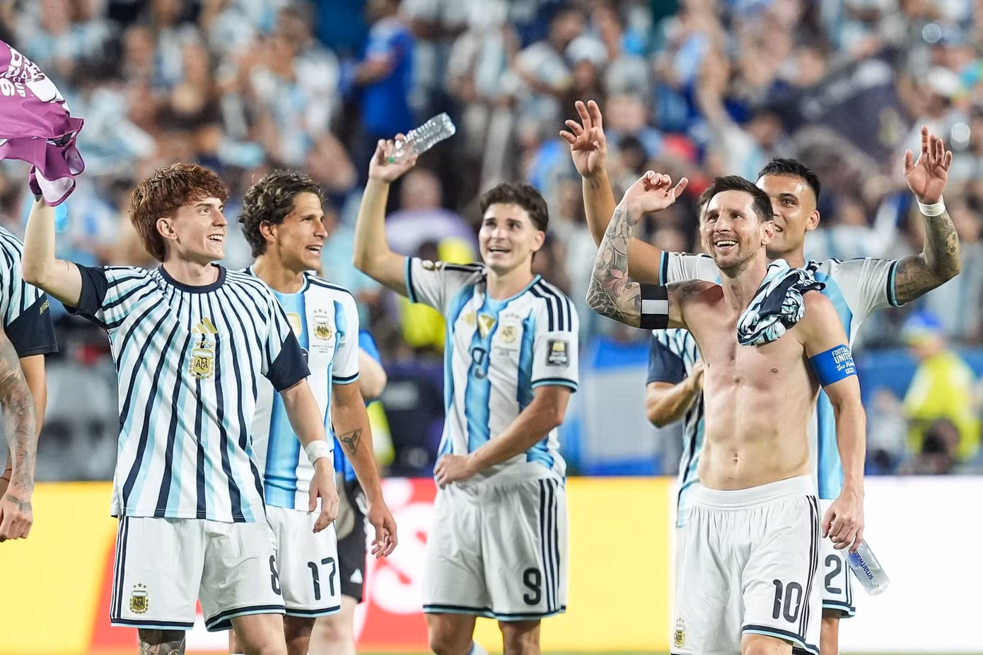 Loạt ảnh Messi phát cuồng, cởi phăng áo và nhảy múa - 6