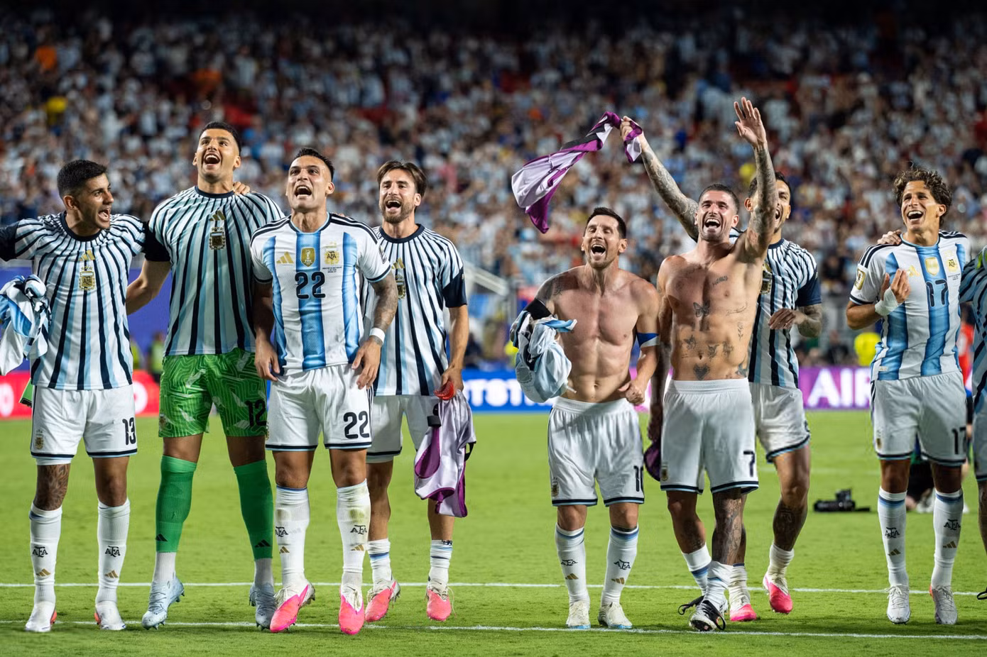 Loạt ảnh Messi phát cuồng, cởi phăng áo và nhảy múa - 11