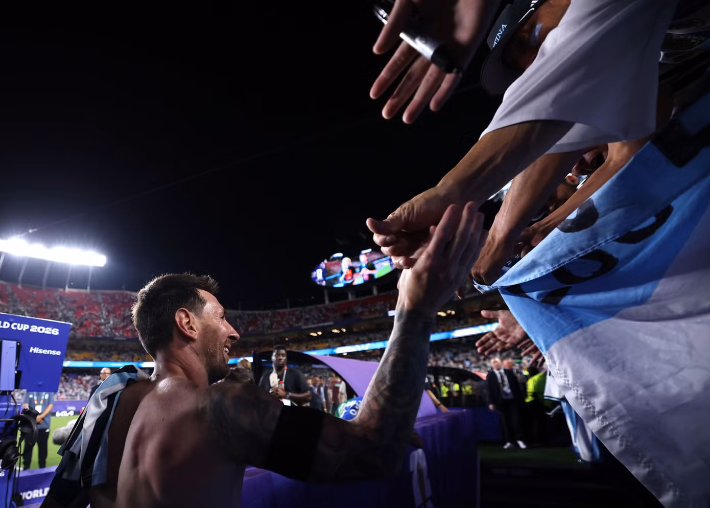 Loạt ảnh Messi phát cuồng, cởi phăng áo và nhảy múa - 13