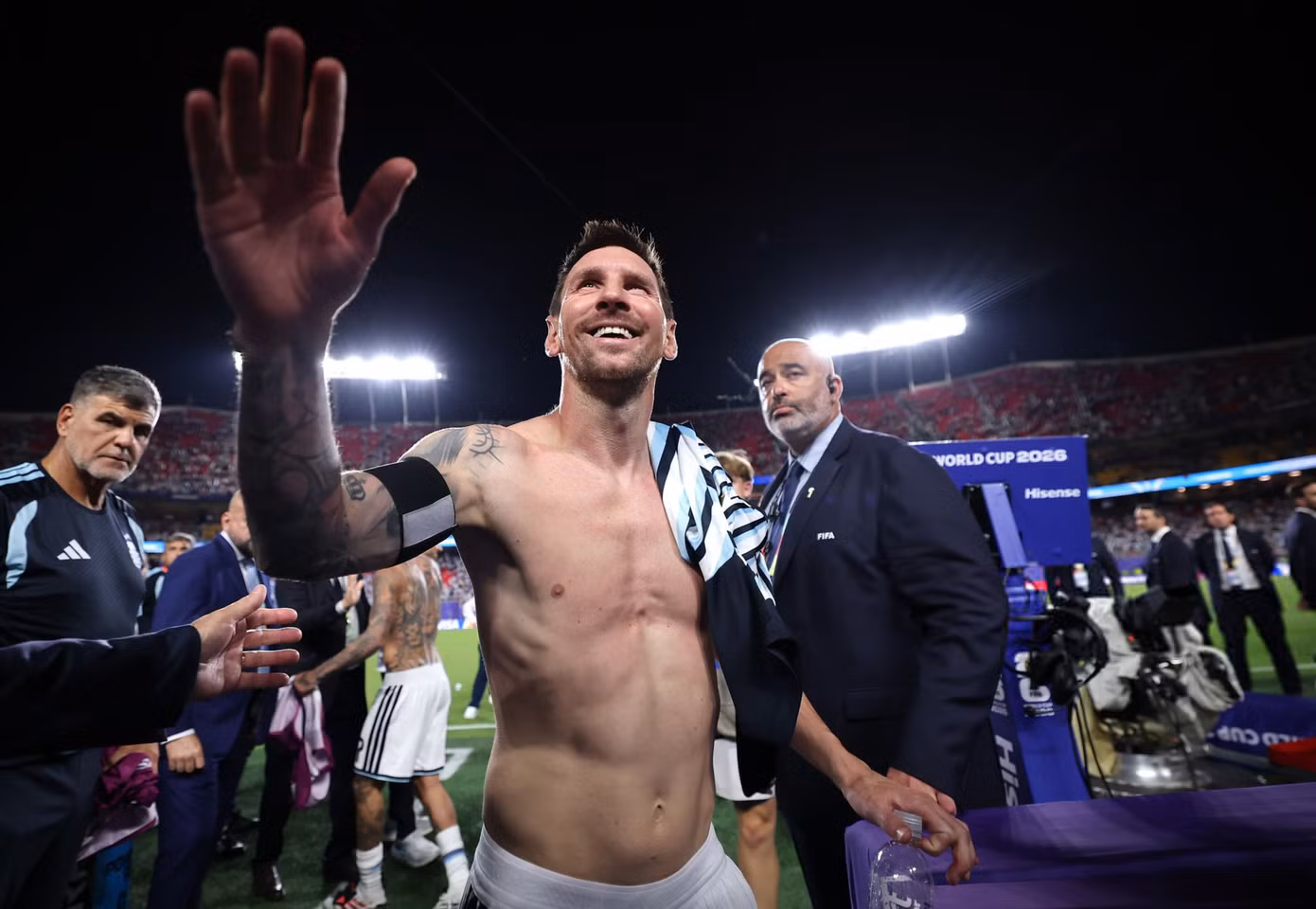 Loạt ảnh Messi phát cuồng, cởi phăng áo và nhảy múa - 15