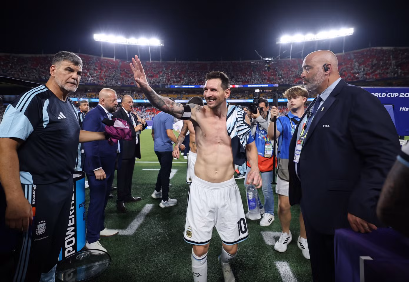 Loạt ảnh Messi phát cuồng, cởi phăng áo và nhảy múa - 14