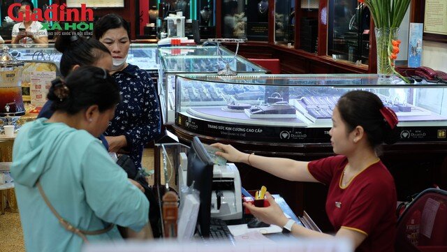 Giá bạc hôm nay ngày 12/7 ở bạc Phú Quý và các thương hiệu Doji, Ancarat, Sacombank-SBJ chững giá sau đà giảm nhẹ ngày hôm qua.