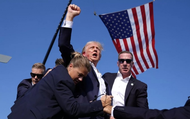 Tổng thống Mỹ Trump giơ nắm đấm sau khi bị ám sát hụt trước đây. Ảnh: AP.