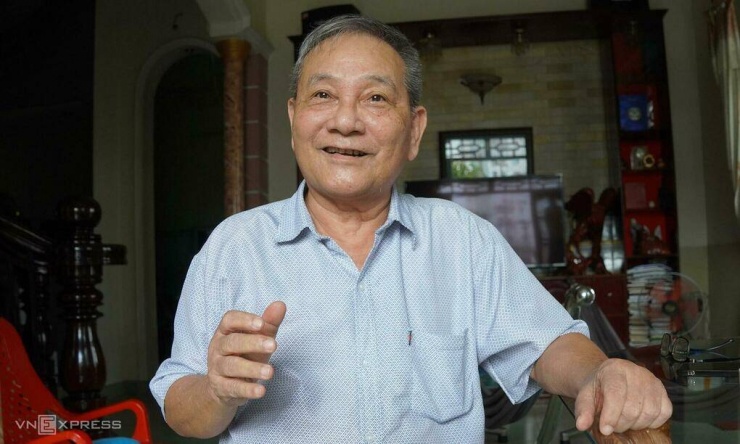 Ông Nguyễn Văn Hoàng kể lại kỷ niệm với đồng đội. Ảnh: Hoàng Nam