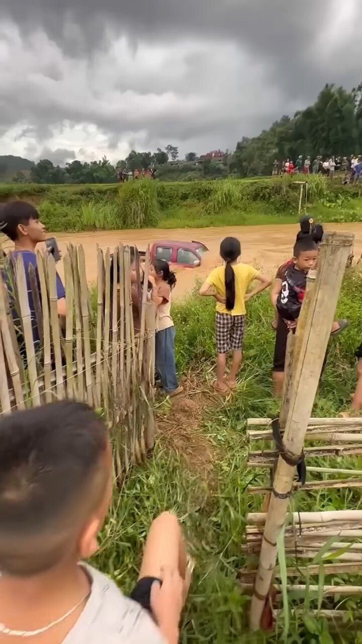 Xe ô tô bị mắc kẹt giữa dòng nước lũ. (Ảnh: T.T.S.C)