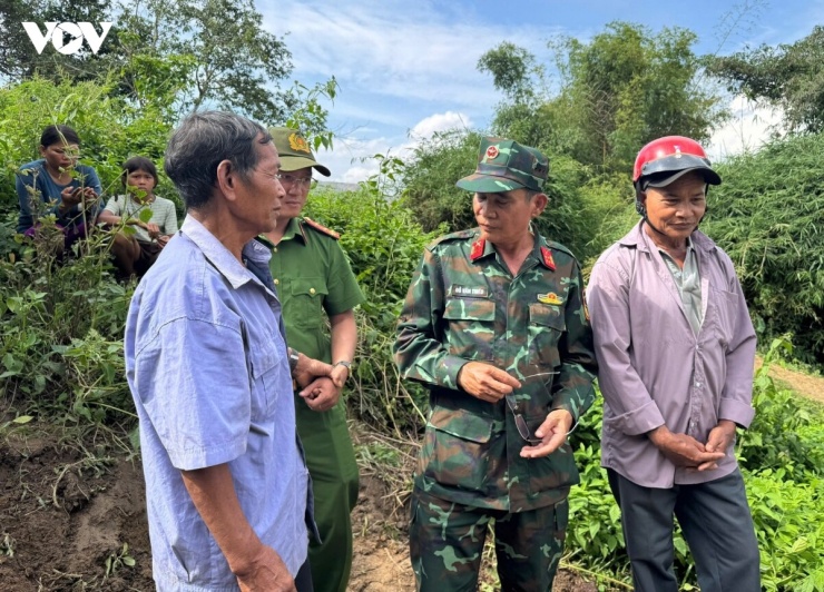 Ông Y Biêng N'Tơr (đội mũ bảo hiểm ) chỉ vị trí từng chôn cất xã đội phó Y Chông Triêk hơn nửa thế kỷ trước, ký ức đã trở thành manh mối quan trọng giúp Đội K51 quy tập hài cốt liệt sĩ.