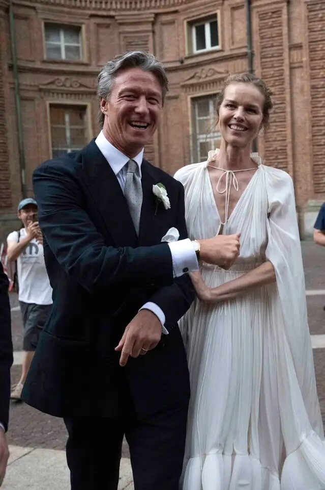 Eva Herzigova rạng rỡ bên bạn đời trong ngày cưới. Ảnh: GC
