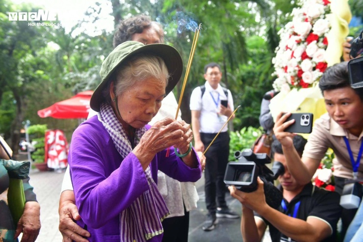 Bà Nguyễn Thị Lệ thắp hương tại Tượng đài Cố Tổng Bí thư Trần Phú.