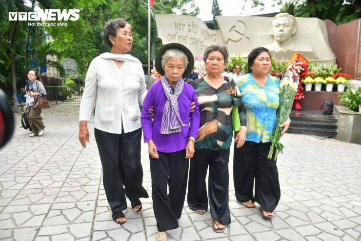 Bà Nguyễn Thị Lệ (80 tuổi, áo tím) cùng gia đình nhận là thân nhân liệt sĩ Huỳnh Văn Quên có mặt tại Công viên Lê Thị Riêng sáng 13/7.