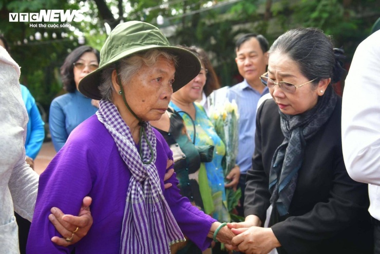 Từ khi hay tin, bà Lệ chờ đợi từng giờ từng phút để đón người thương trở về.