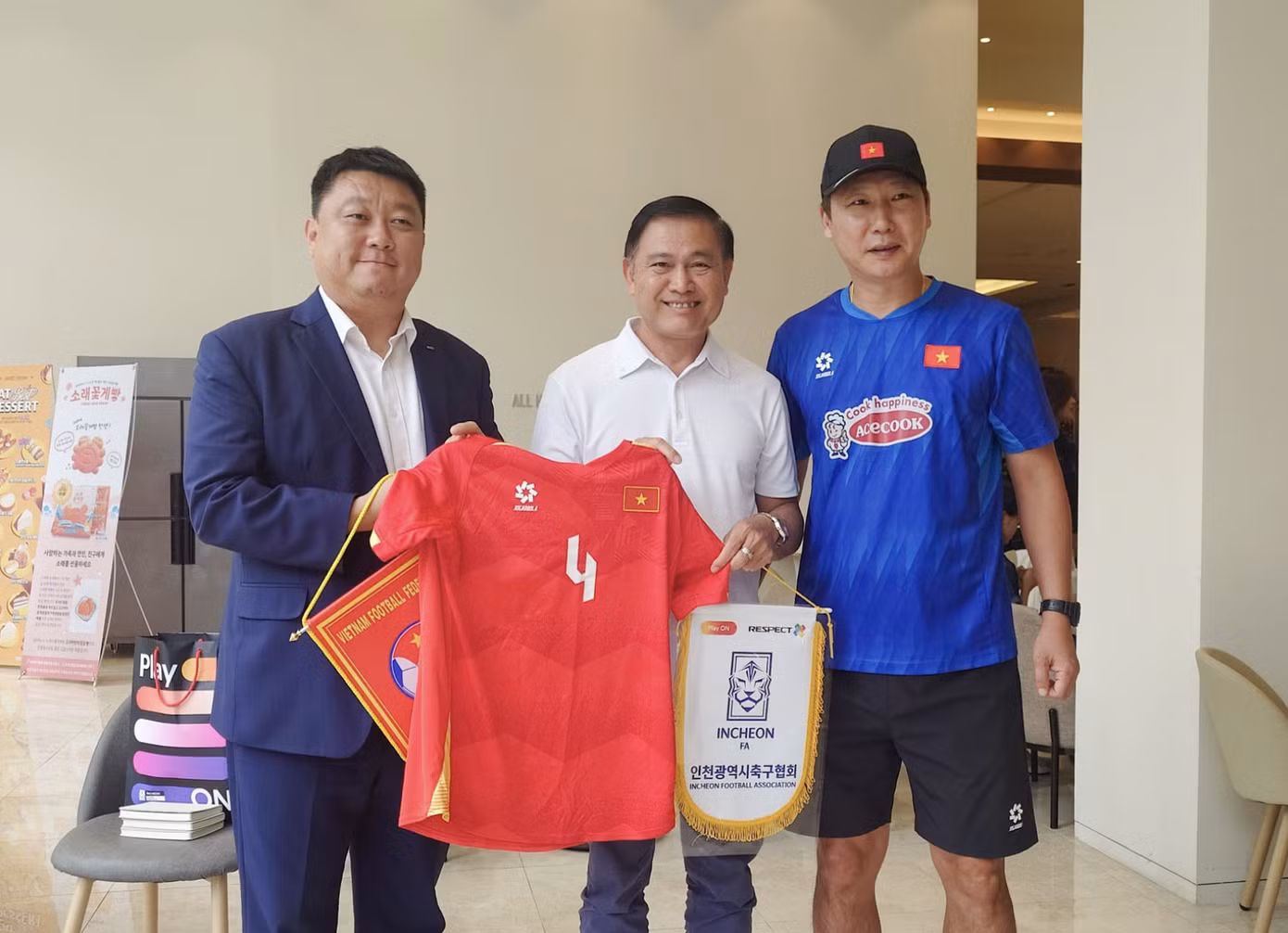 Quan hệ hợp tác quốc tế là một lĩnh vực được VFF đang đẩy mạnh nhằm tăng nguồn lực cho bóng đá Việt Nam phát triển. Trong ảnh, Phó chủ tịch phụ trách chuyên môn Trần Anh Tú và đại diện Hiệp hội bóng đá Incheon (Hàn Quốc)