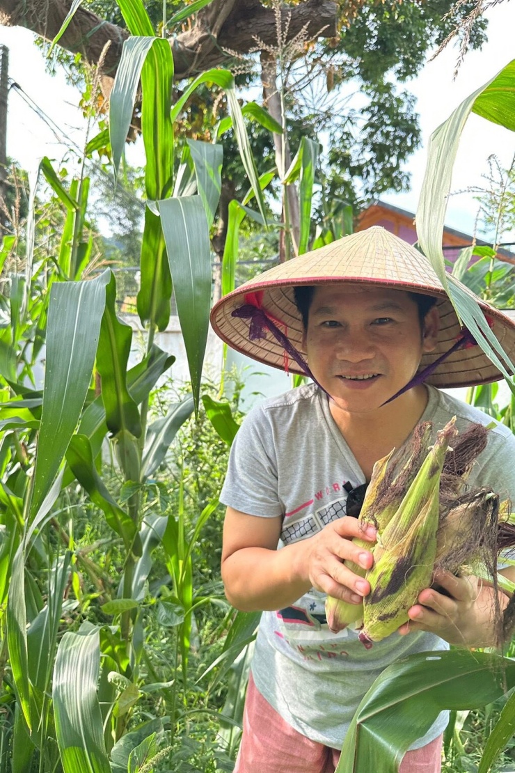 Được nhiều bạn bè khen là nông dân chính hiệu, Trọng Tấn cho biết cũng không ngờ lần đầu trồng ngô nếp tím đã thành công. Ngô luộc ngon, ngọt là bữa sáng yêu thích của hai vợ chồng.