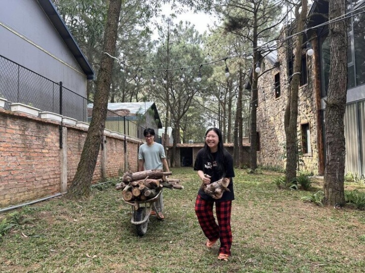Thành viên gia đình chở gỗ trong một dịp về nghỉ cuối tuần.