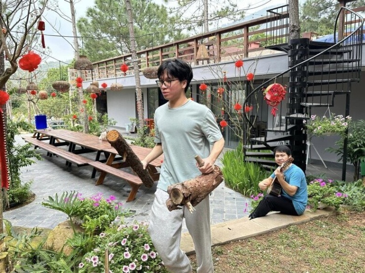 Bộ bàn ghế bên ngoài phục vụ các hoạt động chung khi có đông người.